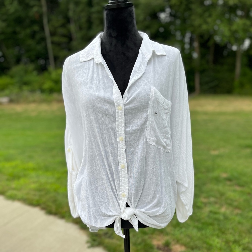 NWT. American Eagle White, flowy blouse. Women’s size M.